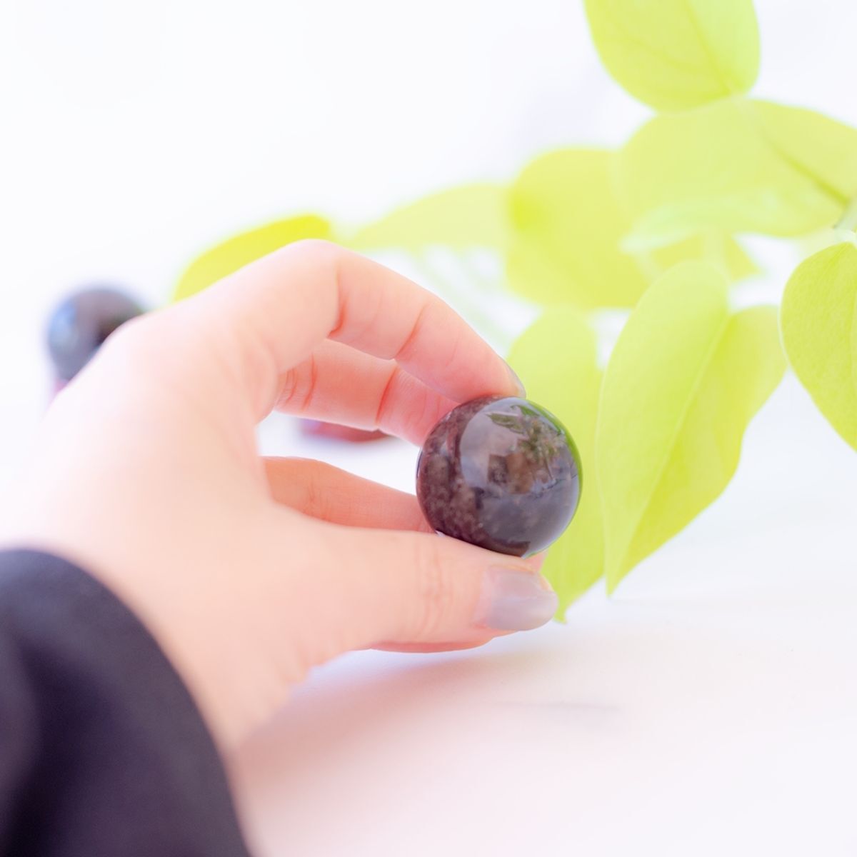 【邪気払い・悪夢封じ】モリオン玉 20mm or 30mm ×水晶×オリエンタルビーズリング 木台座付き開運インテリアセット|魔除け・浄化・安眠祈願