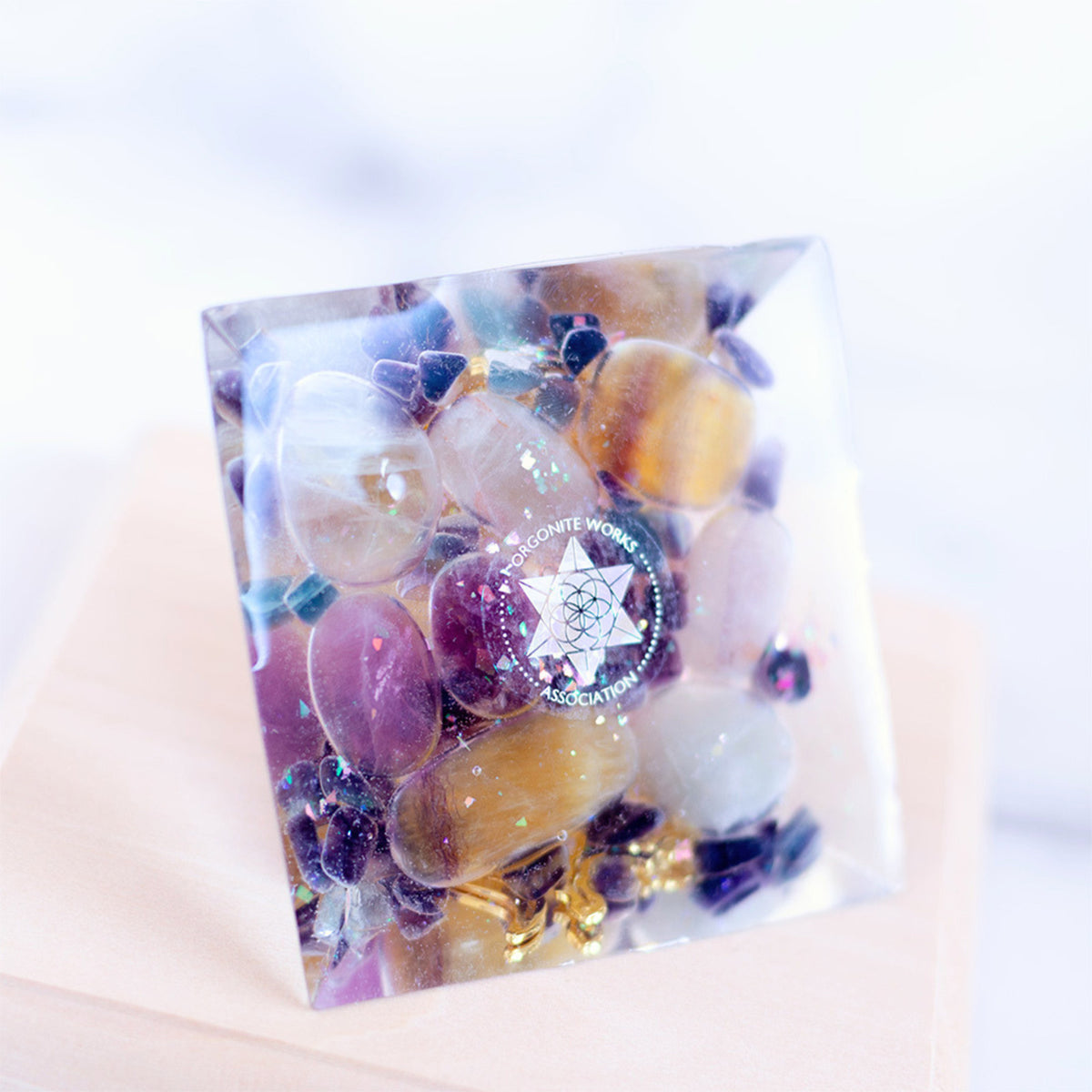 龍の風水オルゴナイト® ピラミッド｜フローライトと水晶のおしゃれな開運インテリア | 制作７日間