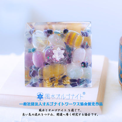 龍の風水オルゴナイト® ピラミッド｜フローライトと水晶のおしゃれな開運インテリア | 制作７日間