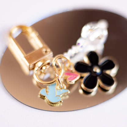 【HappyDoll お花のお守り⭐︎送料無料】スマホアクセサリー｜選べるホワイト/ブラック｜天然石水晶珠付きチャーム｜開運・風水・浄化・魔除け・ギフトに最適