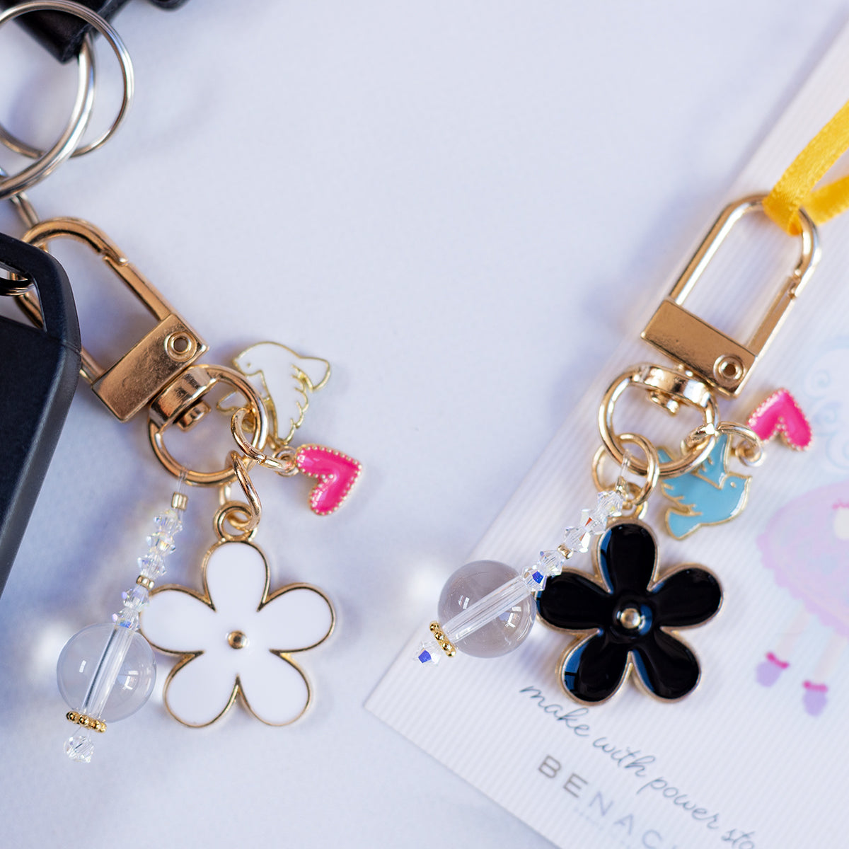 【HappyDoll お花のお守り⭐︎送料無料】スマホアクセサリー｜選べるホワイト/ブラック｜天然石水晶珠付きチャーム｜開運・風水・浄化・魔除け・ギフトに最適